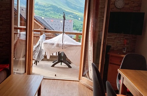 Albiez-le-Vieux Apartment | Comfortable apartment, 300m from slopes and shops, south-facing balcony, parking, pets allowed