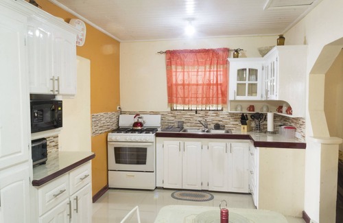 Maynards House | Comfortable beachfront cottage, full amenities, fabulous deck overlooking beach