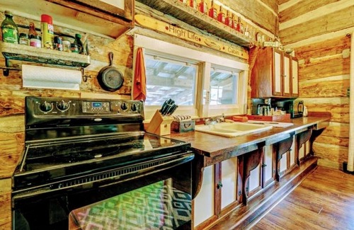 Lynchburg Cabin | Comfortable cabin in Lynchburg with a lake view.5 miles from Jack Daniel