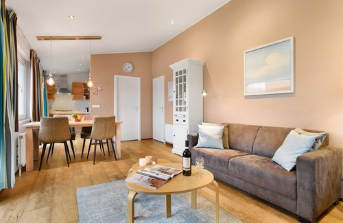 Midlaren Ski Chalet | Comfortable chalet on the water, in a park