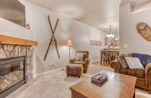 Government Camp Condo | Comfortable condo with fireplace, heated pool, hot tub, balcony & full kitchen