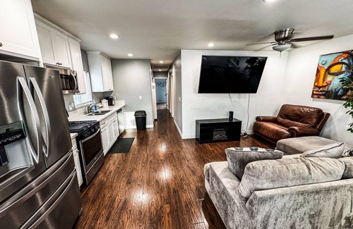 Compton House | Comfortable Cozy Compton Gem