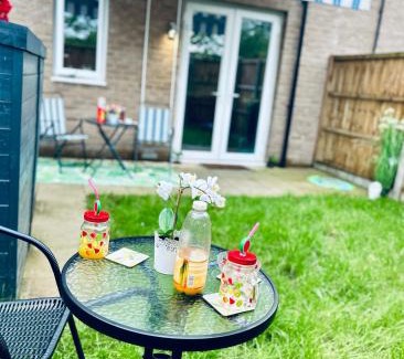 Hatfield House | Comfortable double room & single room in vibrant Hatfield neighbourhood