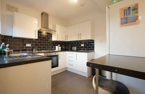 Doncaster House | Comfortable Ensuite Rooms & Ample Street Parking.