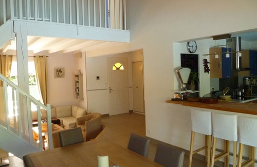 Blanquefort Villa | Comfortable Family Home With Heated Pool at the Gates of Bordeaux