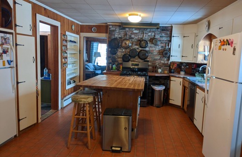 Lyme Center House | Comfortable family lake house with tennis court and private beach