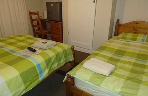 Harlington House | Comfortable Family room with Tv, Free Fast Wifi, Sleeps 3