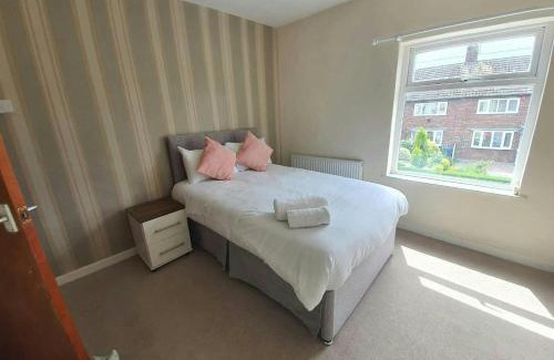 Alsagers Bank House | Comfortable House in Stoke