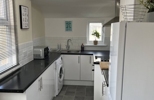 Bedford House | Comfortable King Bed*Parking*Contractors*Families