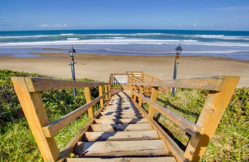 Lincoln Beach Apartment | Comfortable Lincoln City Condo with Patio and Views!