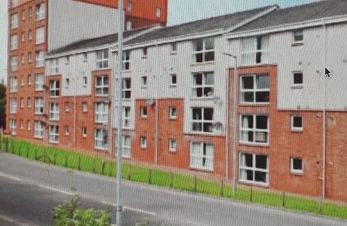 East Kilbride Apartment | Comfortable Modern Ground Floor Apartment 20 minutes from Glasgow Centre