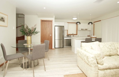Shortland House | Comfortable Modern Townhouse 4