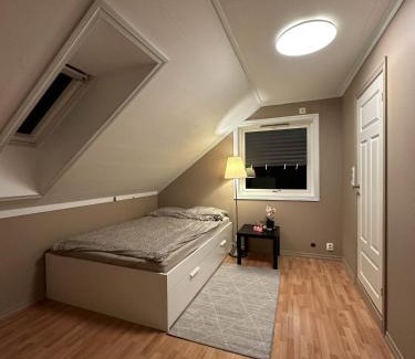 Osoyro House | Comfortable room - Double bed - Private bathroom - Free parking - Shared kitchen - Bus stop and store 2 min walk