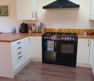 Longcroft House | Comfortable room with en suite