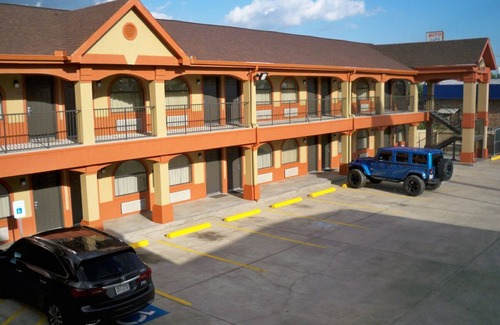 Beaumont House | Comfortable & Spacious Room: Mini-Fridge, Flat Panel TV & Free Breakfast