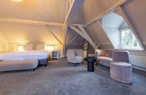 Baarlo Hotel | Comfortable Stay with Free parking and Onsite Dining! Near Kasteel D'Erp