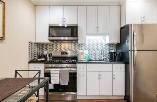 Redwood City Apartment | Comfortable Studio in a Woodside Plaza