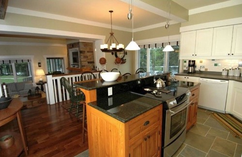Baysville House | Comfortable Townhouse in beautiful Muskoka resort