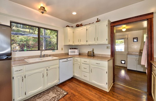 Freestone House | Comfortable Two Bedroom Two Bath shingled cottage in the West Sonoma wine region