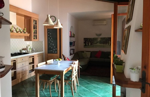 Laura House | Comfortable villa with shared swimming pool surrounded by greenery near the sea