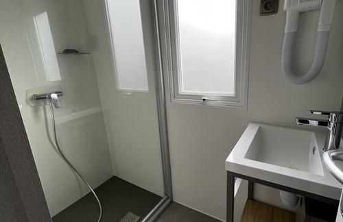 Loray Cottage | Comfortable wooden cottage with master suite and heated pool