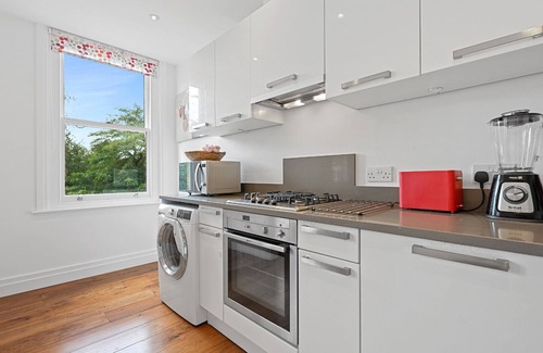 Ealing Common Apartment | Comfy 2 Bedroom & 1 Bathroom Flat