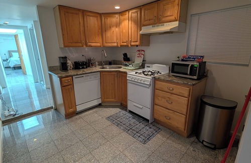 Oak Park Apartment | Comfy 2-bedroom apartment with AC, WiFi in Oak Park