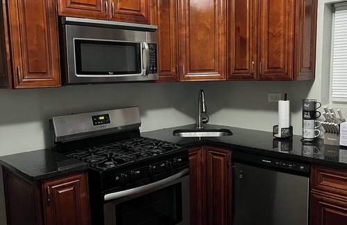 Woodlawn Apartment | Comfy 2-bedroom apartment with WiFi, in historic Chicago neighborhood