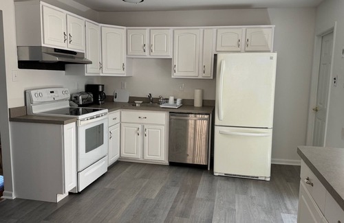South End House | Comfy 2-brm house with porch, big yard in peaceful south Ocean City. Sleeps 6.