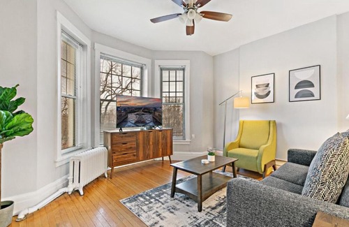 Wrigleyville Apartment | Comfy 2BR Apartment near Wrigley Field - Grace 3