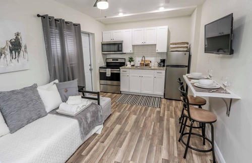 Coral Terrace Apartment | Comfy 3-bed Apt, Private Entry, Mins to Downtown