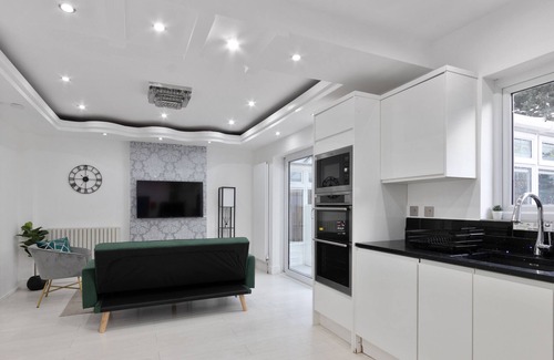 Coulsdon West House | Comfy 4 Bedroom house, Ideal for Workers and Families, FREE Parking