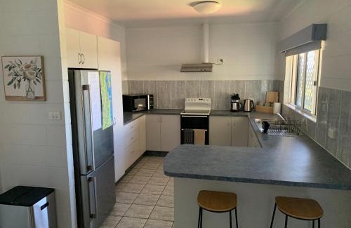 Atherton House | Comfy 4 Bedroom with Country Views