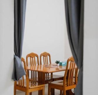 Asam Kumbang House | Comfy 4BR Terrace House Homestay with Netflix and Games
