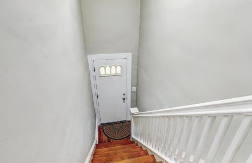 Woodlawn Apartment | Comfy and Quaint 15m to Downtown
