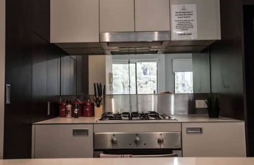 Kensington Apartment | Comfy apartment, next to playground and BBQ area and 3 train stops to the CBD!