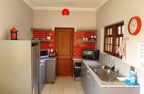 Eastcliff House | Comfy Apartment with Stunning Mountain View