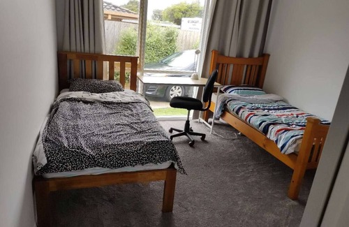 Grovedale House | Comfy bed Quiet Neighbourhood