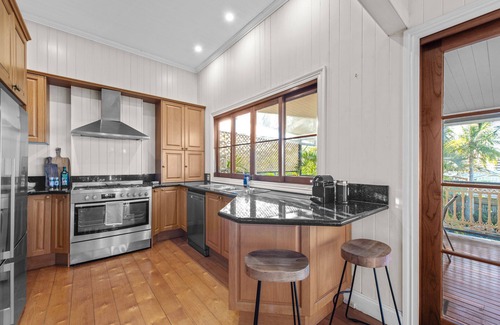 Woolloongabba House | Comfy, Character QLD’r ~ 3Bed House w/Parking ~ Woolloongabba