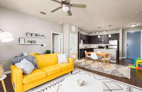 Alamo Heights Apartment | Comfy Chic King Bed Refreshing Office Desk w/Pool