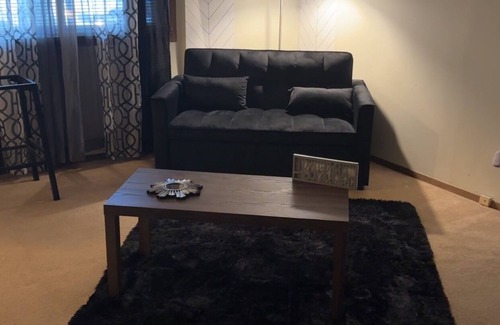 Champaign House | Comfy Cozy Safe Townhome