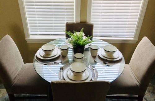 Brockton Apartment | Comfy Easeful Two Bed Apartment 30 min to Boston