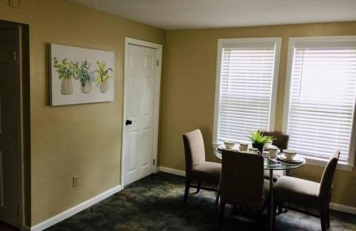 Brockton Apartment | Comfy Easeful Two Bed Apartment 30 min to Boston