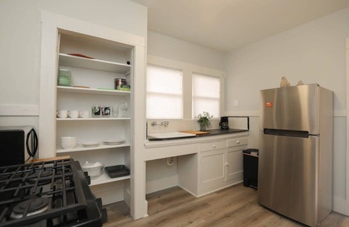 Piedmont Avenue Apartment | Comfy Family-Friendly 2BR Near Piedmont w/Parking