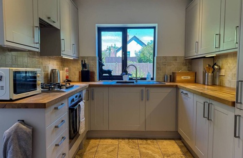 Hildenborough House | Comfy Family Home | Big Garden + 2-Car Driveway