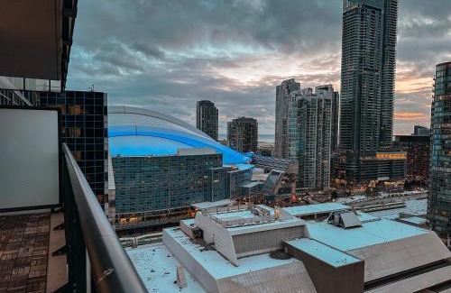 Toronto Entertainment District Apartment | Comfy Front Wellington Suites CN Tower Rogers Centre & Free Parking