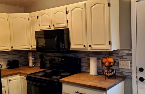 East Hill House | Comfy home near Downtown, Beaches and Shopping