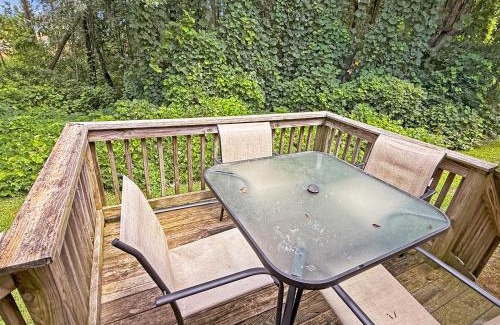 Guntersville Apartment | Comfy King Bed Townhouse with Outdoor Sitting Area