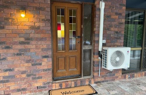 Shailer Park House | Comfy Logan - Shared bathrooms - Individual Room with a Queenbed- WiFi AC Netflix