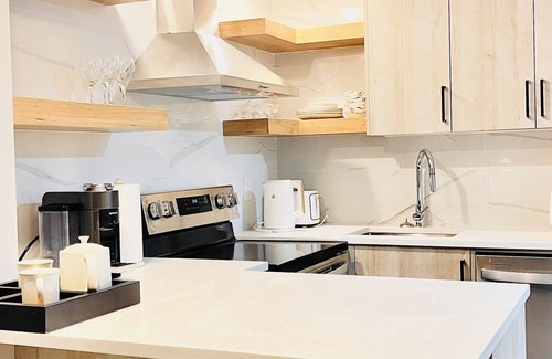 Calgary House | Comfy Neutral Living/Modern/Free Parking